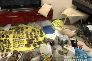 Не бурштин: в Україні викрили схему незаконного видобутку дорогоцінного каміння (Фото)