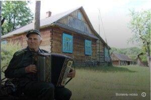 Найстаріший лісівник області прибирає сміття після молодих відпочивальників
