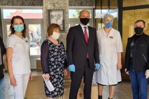 Андрій Парубій передав допомогу від Порошенка волинським лікарням