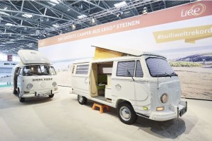 Двоє хлопців зібрали з 400 тисяч кубиків LEGO повномасштабний Volkswagen T2 Camper