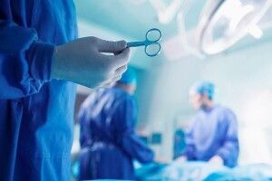 Зафіксували титаном: волинські хірурги повернули рухливість двом жінкам