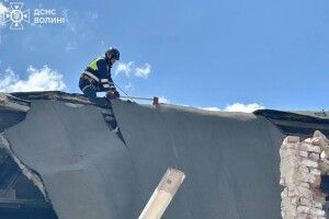 Рятувальники з Луцька демонтують небезпечні конструкції після обстрілів на Сході (Фото)