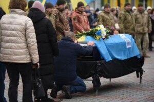 У Рівному попрощалися із батьком двох дітей, який поліг на війні (Фото)