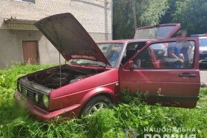 На вулиці Волинської Дивізії у Рівному гастролер з Тернополя приробив ноги старенькому «Volkswagen Golf» (фото) 