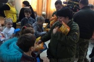 Захисники України подарували солодке свято малечі Донбасу