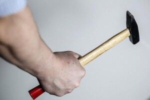 Купили пельмені, а решту не віддали: чоловік молотком побив сусідів