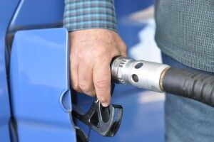 Українцям загрожує дефіцит на заправках: пальне можуть продавати обраним