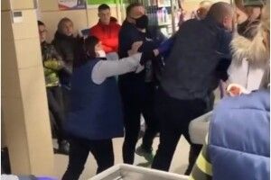 Не поділили каси: на Рівненщині на Різдво у супермаркеті побилися покупці (Відео)