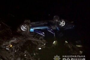 В селі Шукайвода автівка заїхала у ставок: загинули водій та два пасажири