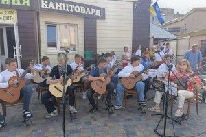 На Волині вихованці музичної школи збирали кошти для Української армії