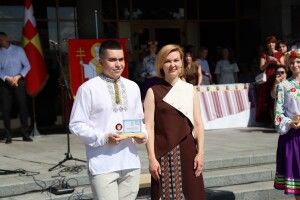 На головному майдані Луцька вітали найкращих випускників