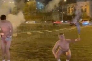 Оголені хлопці влаштували стрілянину феєрверком посеред дороги: момент потрапив на камеру (Відео 18+)