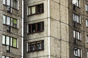 Рівнянин з балкона багатоповерхівки скинув записку з проханням про допомогу (Фото)