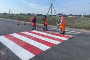 На дорогах Волині поновлюють «зебри»: де тривають роботи
