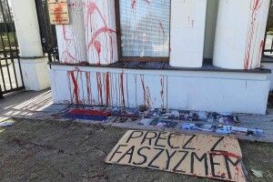 Посольство росії у Варшаві облили червоною фарбою