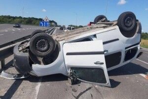 У мережі з'явилося відео моменту ДТП біля Рівного, у якій перекинулася автівка