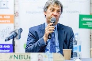 НБУ просить експертів не прогнозувати курс гривні