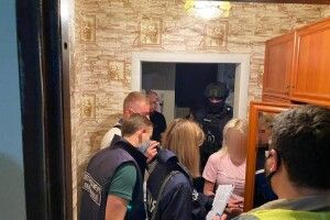 Матері кілька років знімали та продавали порно зі своїми маленькими доньками