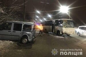 У Луцьку автобус зіткнувся з «Фордом», є постраждалі