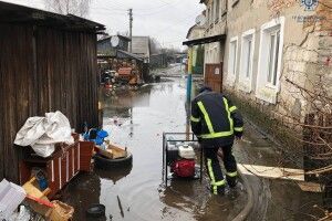 Волинські рятувальники показали, як відкачують воду з присадибних ділянок 