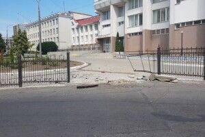 У Луцьку автомобіль протаранив паркан: на бруківці залишилися докази (Фото)