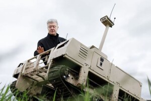 Новий робот може і дрони ворожі знищувати, і снаряди доставляти