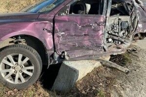 На Рівненщині у вантажівки лопнуло колесо й вона в'їхала в «Мазду» (Фото)