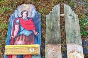 Реставратор Микола Бендюк відновлює залишки іконостасу зі знищеної громадою УПЦ (МП) церкви Косьми і Даміана 