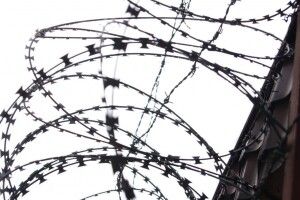 На камеру зняли побиття засудженого у колонії. Прокурори Рівненщини відреагували (Відео)