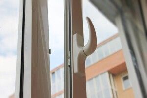 У Луцьку чоловік випав з вікна на дах під’їзду 