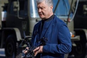 Відео, яке надихає: Порошенко показав, як FPV-дронами, які він передає на фронт, нищать окупантів 