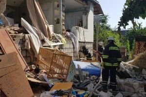 Через вибух газової установки в автомобілі завалився будинок