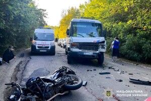 На Рівненщині маршрутка зіткнулася з мотоциклом, загинув молодий водій