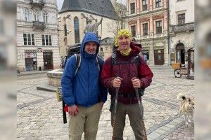  Подолали 900 кілометрів пішки