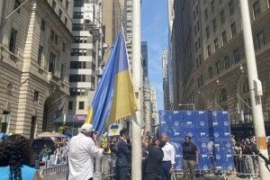Мер Нью-Йорка підняв український прапор на Мангеттені й привітав українців з Днем Незалежності.