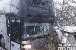 Рейсовий автобус влетів у подвір'я будинку на Вінниччині
