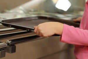 Розбороняла директорка: в їдальні діти спостерігали за кухарями і прибиральницею, які билися через котлети