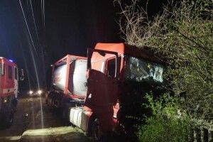 Вантажівка із соняшниковою олією врізалась у бетонну огорожу: водія діставали рятувальники