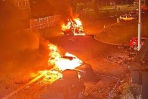 Росія заявила про збиття 93 дронів за ніч: уламки падали на авто і будинки