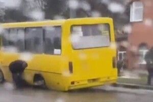У рівненській маршрутці під час руху відвалилося колесо