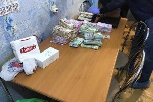 Вдома у селищного голови знайшли сотні тисяч доларів (Фото)
