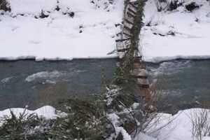 На Закарпатті обірвався підвісний міст з дітьми (Відео моменту)