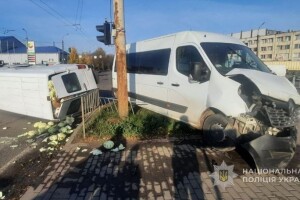 На Волині у результаті потужного зіткнення двох автівок одна з них перекинулася