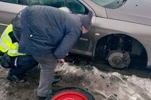 Волинські патрульні допомогли двом водіям поміняти колеса в авто