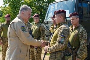 Раніше це вантажили вручну: Порошенко передав десантникам потужні тягачі з маніпуляторами для снарядів