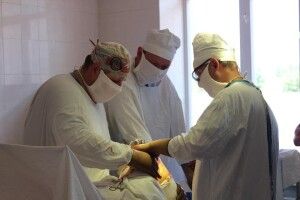 Волинські лікарі замінили 60-річній жінці рідний колінний суглоб на американський протез (Фото 18+) 