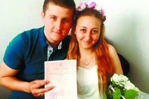 З нареченою, яка втратила ноги, підірвавшись на міні, коханий танцював, тримаючи її на руках (Відео)