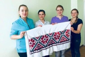 У Ковелі вишивають сорочку гранітному Кобзареві