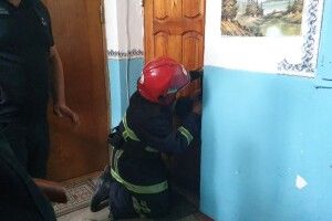 В Дубні бійцям ДСНС довелося визволяти дворічну дитину, яка зачинилася у квартирі (фото)