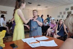 Волинські активістки роздають гігієнічні набори переселенкам